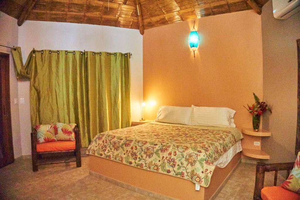 Manoas Bed and Breakfast Uvita Exteriör bild